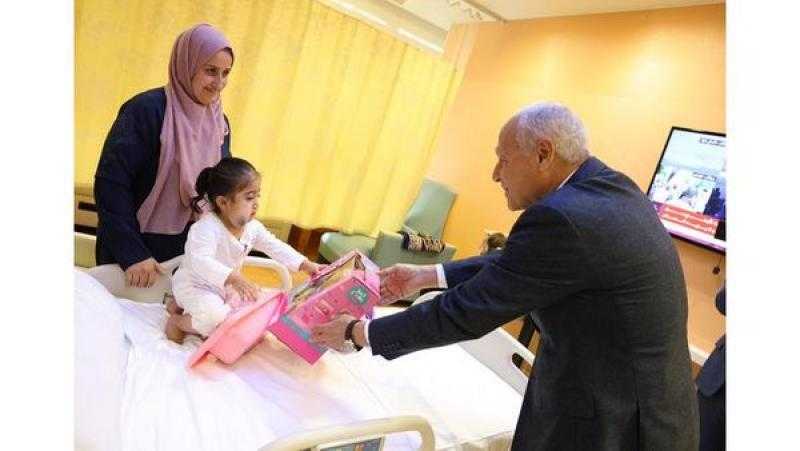خلال زيارته لأطفال جرحى من غزة في مستشفى بالدوحة..أبو الغيط : رأيت بعض آثار جرم يندى له الجبين