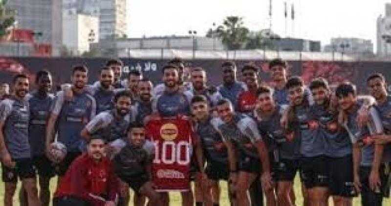لاعبو الأهلي يحتفلون بوصول محمد عبد المنعم للمئوية الأولى مع الأحمر
