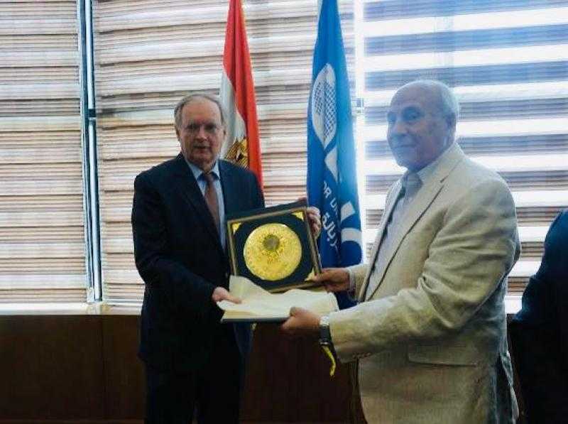 جامعة بدر تكرم رئيس بعثة الاتحاد الأوروبي لدى مصر لجهوده في دعم التعاون المشترك
