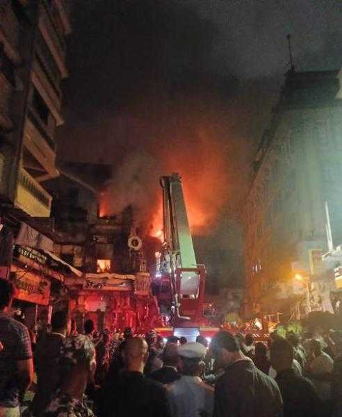 محافظ القاهرة : لجنة هندسية لفحص العقارين المحترقين بحى الموسكى وإزالة آثار الحريق عقب انتهاء المعاينة